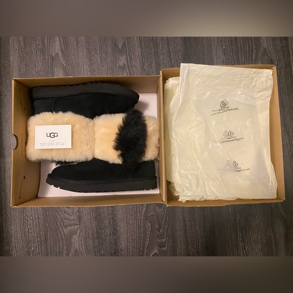 UGG BOOTS Mini Wisp black sheepskin cuff ankle